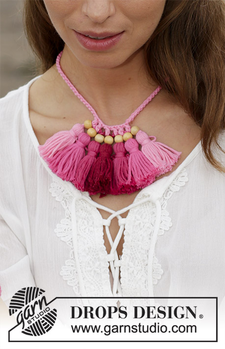 Summer Flair / DROPS 190-11 - Conjunto: pulseira crochetada e colar crochetado com borlas. O conjunto crocheta-se em DROPS Paris.