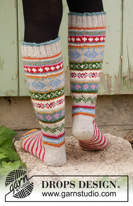 Winter Carnival Socks / DROPS 193-1 - Calcetines de punto en DROPS Karisma. La prenda está realizada a rayas y con punto jacquard. Tallas 35 - 46.