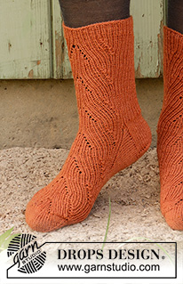 Picking Pumpkins / DROPS 193-2 - Stickade sockor i DROPS Fabel. Arbetet är stickat uppifrån och ner med hålmönster och resår. Storlek 35 - 43.
