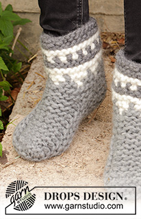 Defrost / DROPS 193-20 - Knitted slippers in DROPS Polaris. Piece is knitted in garter stitch and Nordic pattern in moss stitch. Size 35 - 43