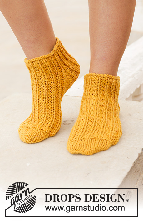 Sun Spun Socks / DROPS 198-14 - Strikkede sokker i DROPS Nepal. Arbejdet strikkes oppefra og ned med rib og glatstrik. Størrelse 35-43.