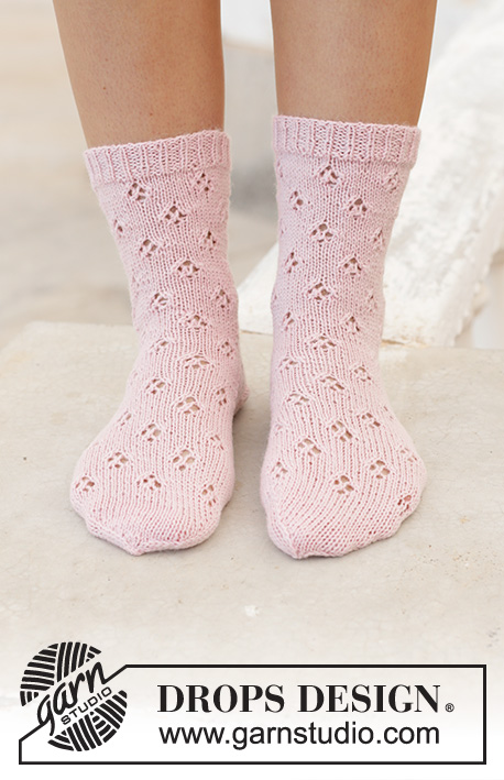Step into Spring / DROPS 198-18 - Ponožky s ažurovým vzorem pletené shora dolů z příze DROPS Nord. Velikost 35 až 43