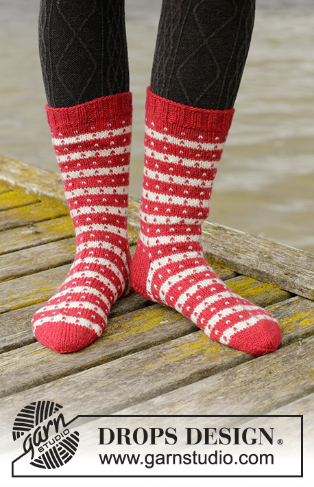 Candy Cane Lane Socks / DROPS 203-26 - Strikkede sokker med nordisk Fana mønster i DROPS Karisma. Arbeidet strikkes ovenfra og ned. Størrelse 35 - 43.
