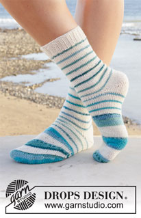Horizon Trekkers / DROPS 209-24 - Knitted socks in DROPS Fabel. The piece is worked at an angle and with stripes, from the toe upwards. Sizes 35 – 43 = 5 – 10 1/2.