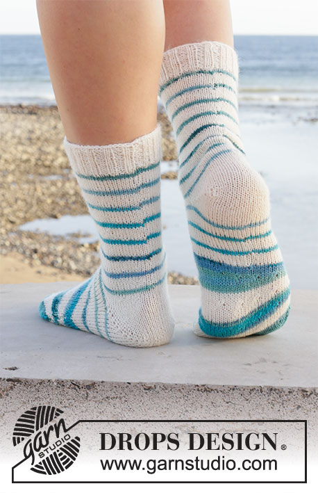 Horizon Trekkers / DROPS 209-24 - Knitted socks in DROPS Fabel. The piece is worked at an angle and with stripes, from the toe upwards. Sizes 35 – 43 = 5 – 10 1/2.