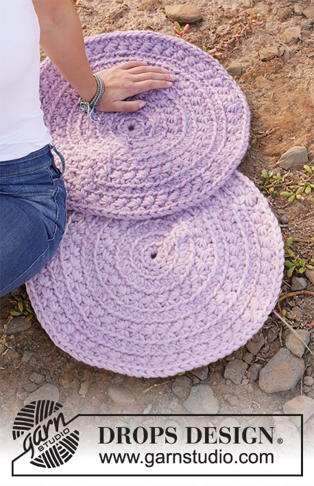 Beach Seat / DROPS 209-5 - Crochet seating pad with star pattern in 2 strands DROPS Snow.