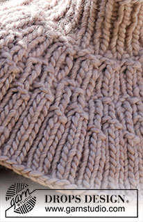 Silent Woodland Warmer / DROPS 214-21 - Knitted neck warmer with rib and textured pattern in DROPS Polaris.