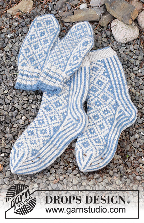 Fjord Mosaic Set / DROPS 214-54 - Manoplas y calcetines de punto con patrón de jacquard nórdico en DROPS Nepal. Manoplas tallas S/M – M/L. Calcetines números 35 – 43.