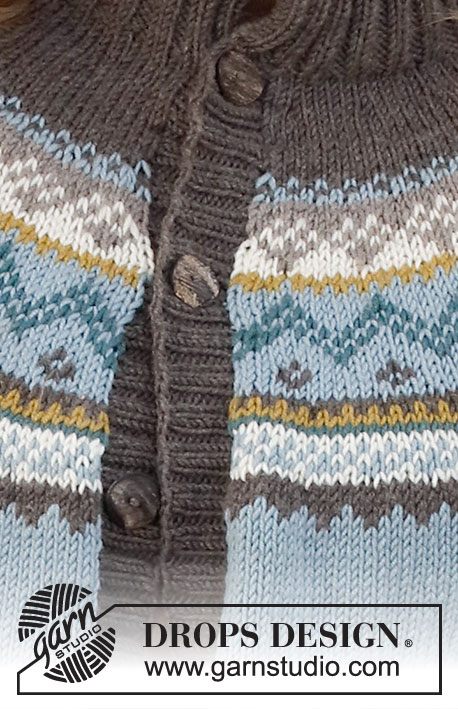 Edge of the Woods / DROPS 227-51 - Rozpinany sweter na drutach, przerabiany od góry do dołu z podwójnym wykończeniem dekoltu, zaokrąglonym karczkiem i żakardem norweskim, z włóczki DROPS Merino Extra Fine. Od S do XXXL.