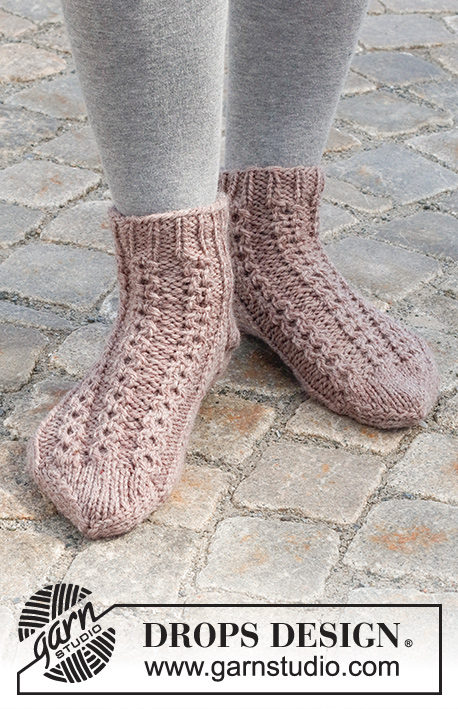 Rambling Toes / DROPS 227-54 - Strikkede sokker i DROPS Alaska. Arbejdet strikkes med små snoninger og rib. Størrelse 35 - 43.