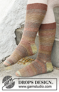Autumnal Footsteps / DROPS 227-61 - Stickade sockor i DROPS Fabel. Arbetet stickas med ränder. Storlek 35 – 43.