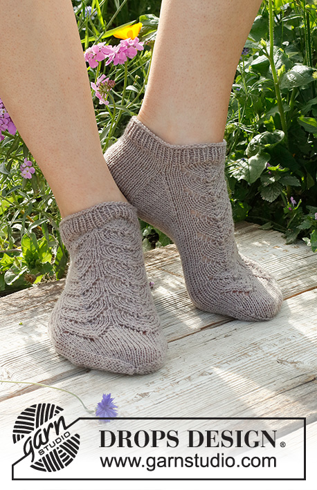 June Jumpers / DROPS 229-23 - Knitted socks / ankle socks with lace pattern in DROPS Fabel. Size 35 to 43