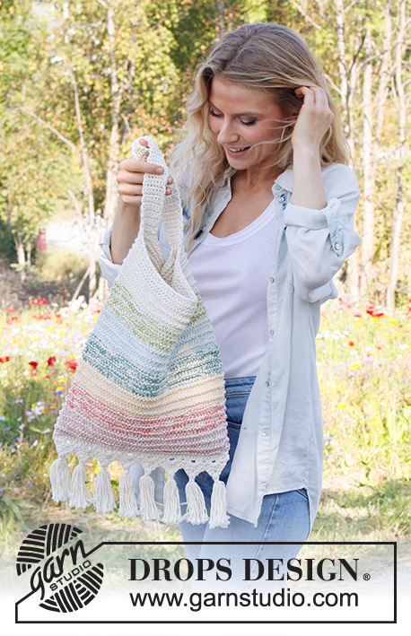 College Campus Tote / DROPS 229-3 - Knitted bag in DROPS Paris and DROPS Safran. The piece is worked in the round with stripes, crocheted edge, fringes and strap.