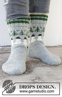 Snowman Time Socks / DROPS 233-16 - Gestrickte Socken für Herren in DROPS Karisma. Die Arbeit wird von oben nach unten mit mehrfarbigem Muster mit Tannen und Schneemännern gestrickt. Größe 38 – 46. Thema: Weihnachten.