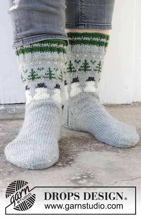 Snowman Time Socks / DROPS 233-16 - Kötött zokni férfiaknak DROPS Karisma fonalból. A darabot fentről lefelé kötjük, színes, karácsonyfa és hóember mintával 38 - 46 -as méretben Téma: Karácsony