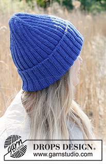 She's Electric / DROPS 234-12 - Knitted hat / hipster hat in DROPS Karisma. Piece is knitted top down in rib with folding edge.