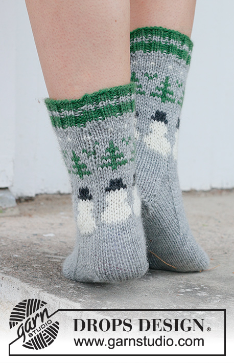 Snowman Time Socks / DROPS 234-64 - Meias tricotadas em DROPS Karisma. Tricotam-se de cima para baixo com jacquard de árvore de Natal e boneco de neve. Do 35 ao 43. Tema: Natal.