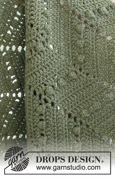 Scent of Pines / DROPS 234-8 - Manta a ganchillo en 2 hilos DROPS Wish o 1 hilo DROPS Polaris. La pieza está elaborada con patrón zigzag y motas.