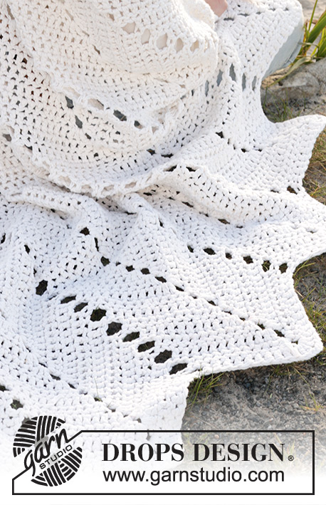 Unfolding Wings / DROPS 238-2 - Crocheted blanket in 2 strands DROPS Paris. The piece is worked with zig-zag pattern.