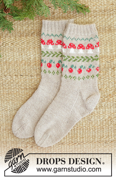 Mushroom Season Socks / DROPS 242-66 - Stickade halvlånga sockor i DROPS Nord. Arbetet stickas uppifrån och ner i flerfärgat mönster med svamp och bär. Storlek 35 – 43. Tema: Jul