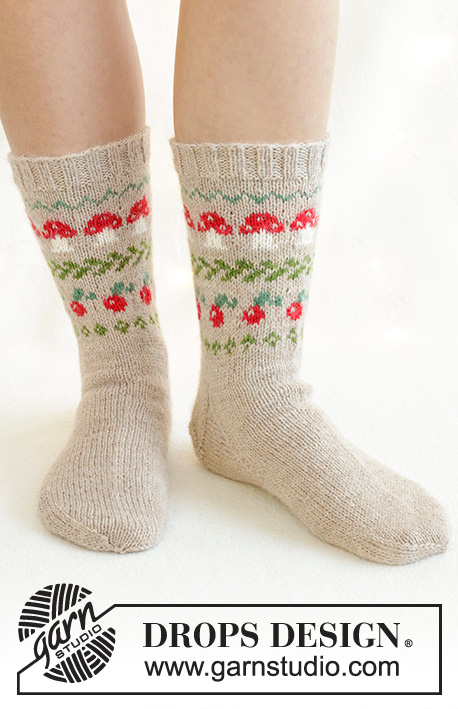 Mushroom Season Socks / DROPS 242-66 - Gebreide half lange sokken in DROPS Nord. Het werk wordt van boven naar beneden gebreid met veelkleurig patroon met paddenstoelen en bessen. Maten 35 – 43. Thema: Kerst.