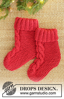 Jolly Cable Slippers / DROPS 242-68 - Chaussons tricotés en DROPS Snow. Se tricotent de haut en bas, au point mousse et avec torsades. Du 35 au 41. Thème: Noël.