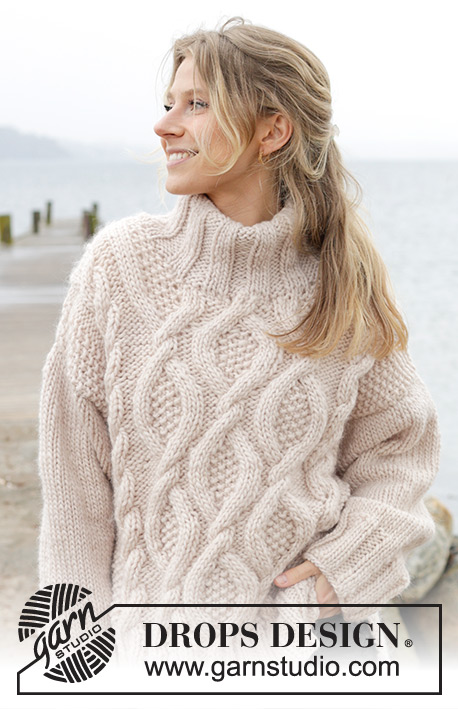 Cable Beach Sweater / DROPS 243-23 - Pull oversize tricoté de haut en bas, en DROPS Snow. Se tricote avec torsades, fente sur les côtés et col doublé. Du S au XXXL.
