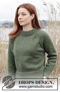 Sea Maiden Sweater / DROPS 244-18 - Pull tricoté de haut en bas en DROPS Karisma. Se tricote avec col doublé, emmanchures raglan et fente sur les côtés. Du S au XXXL.