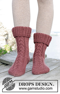 Balancing Act / DROPS 244-37 - Ponožky s dvojitým pružným vzorem a copánky pletené shora dolů z příze DROPS Nepal. Velikost 35 – 43.