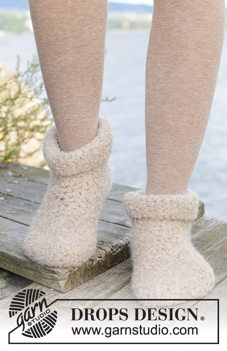 Snow Stompers / DROPS 244-41 - Ponožky - papučky háčkované z příze DROPS Alpaca Bouclé a DROPS Brushed Alpaca Silk. Velikost 35 – 43.