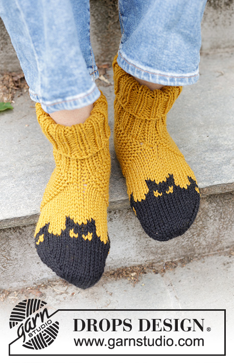 Holy Socks! / DROPS 244-43 - Ponožky - papučky s vyplétaným vzorem s netopýrem pletené od špičky z příze DROPS Alaska. Velikost 35 – 43. Motiv: Halloween
