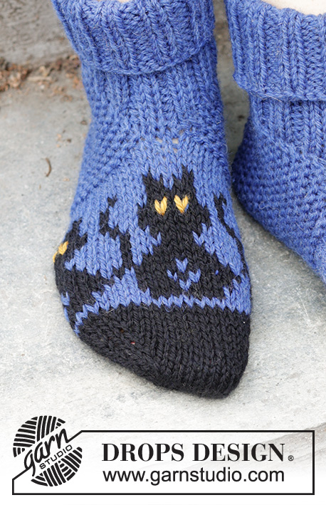 Bewitched Cat Socks / DROPS 244-44 - Gestrickte Hausschuhe in DROPS Alaska. Die Arbeit wird ab der Spitze nach oben mit mehrfarbigem Muster mit Katzen gestrickt. Größe 35-43. Thema: Halloween.
