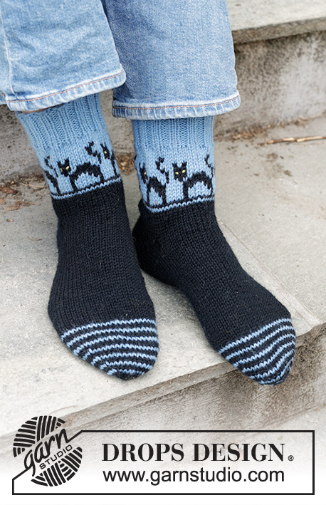 Spooky Evening Socks / DROPS 244-45 - Neulotut sukat DROPS Karisma-langasta. Työ neulotaan kärjestä ylöspäin. Työssä on kirjoneuletta, kissakuvioita ja kiilakantapää. Koot 35-43. Teema: Halloween.