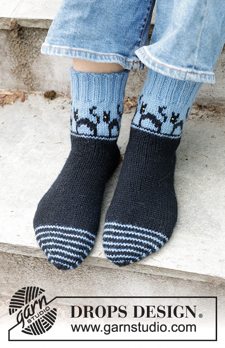 Spooky Evening Socks / DROPS 244-45 - Skarpetki na drutach z włóczki DROPS Karisma. Przerabiane od palców, z żakardem w koty. Od 35 do 43. Temat: Halloween.