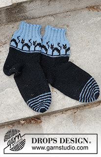 Spooky Evening Socks / DROPS 244-45 - Stickade strumpor i DROPS Karisma. Arbetet stickas från tån och upp med flerfärgat mönster med katter och kilhäl. Storlek 35-43. Tema: Halloween.