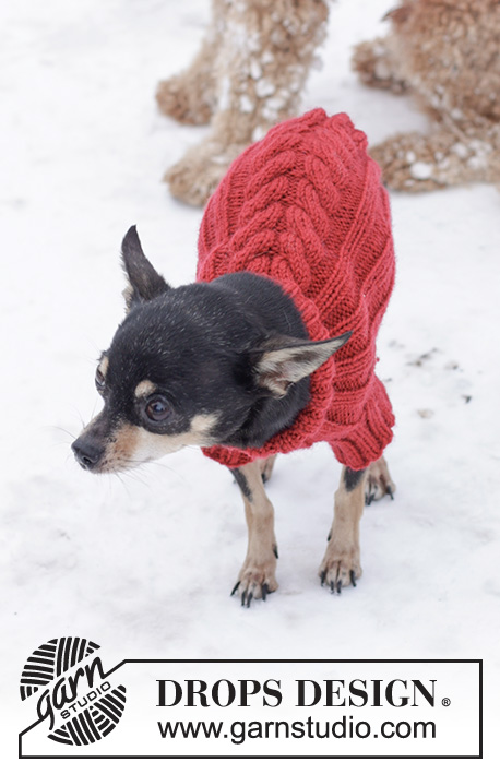 Holiday Buddies / DROPS 245-31 - Sweterek / płaszcz dla psa, z włóczki DROPS Karisma. Przerabiany od szyi, ze ściągaczem i warkoczami. Od XS - M. Temat: Boże Narodzenie.