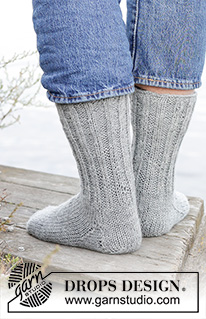 Rock the Sock / DROPS 246-34 - Pánské ponožky s pružným vzorem pletené shora dolů dvojitou přízí DROPS Fabel. Velikost 38 - 46.