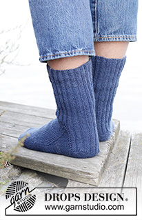 Seaside Skippers / DROPS 246-35 - Pánské ponožky s pružným vzorem pletené shora dolů z příze DROPS Fabel. Velikost 38 - 46.