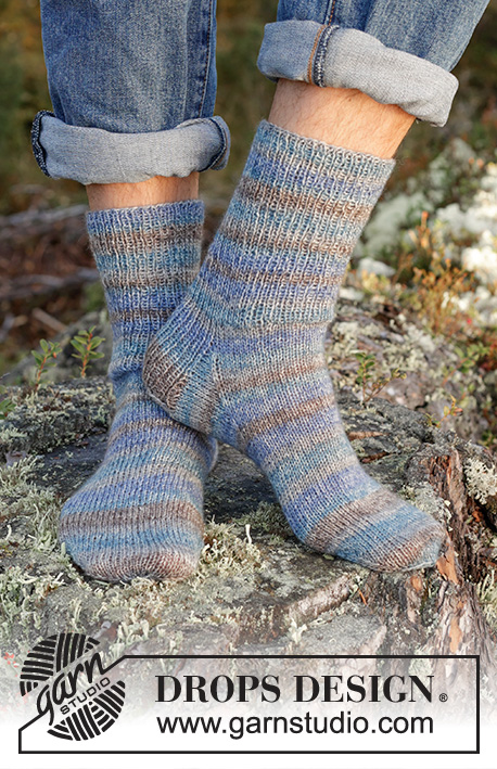 Mountain Mist Socks / DROPS 246-36 - Meias tricotadas para homem em DROPS Fabel. Tricotam-se de cima para baixo em canelado e em ponto meia. Do 38 ao 46.