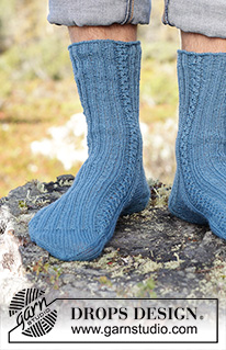 Memphis Socks / DROPS 246-39 - Stickade sockor med resår och flätor i DROPS Fabel till herr. Storlek 38 – 46.