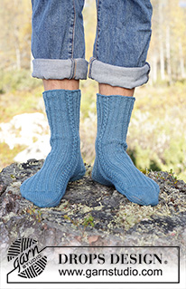 Memphis Socks / DROPS 246-39 - Pánské ponožky pletené pružným vzorem a copánky z příze DROPS Fabel. Velikost 38 - 46.
