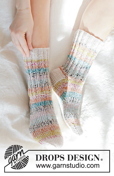 Spring Festival Socks / DROPS 247-15 - Ponožky s pružným vzorem a lícovým žerzejem pletené dvojitou přízí DROPS Fabel. Velikost 35 - 43.