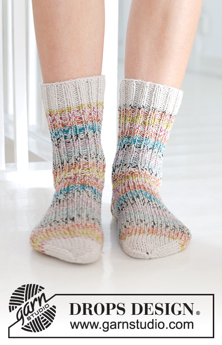 Spring Festival Socks / DROPS 247-15 - Meias tricotadas em ponto meia e canelado com 2 fios DROPS Fabel. Do 35 ao 43
