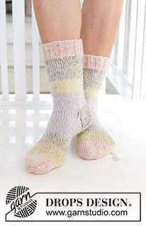Spring Stripes Socks / DROPS 247-17 - Strikkede sokker med glatstrik i 2 tråde DROPS Nord. Størrelse 35 – 43.