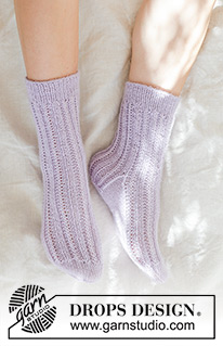 Sweet Chamomile Socks / DROPS 247-18 - Ponožky pletené pružným vzorem a chytovým patentem z příze DROPS Nord. Velikost 35 – 43.