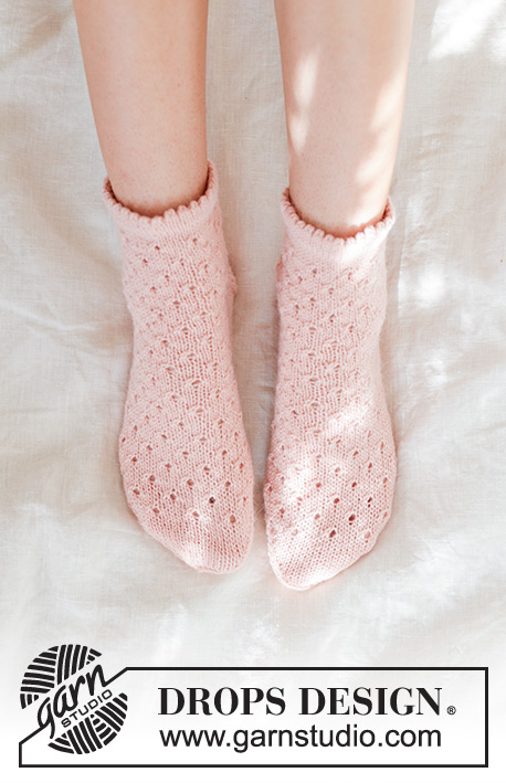 Pretty in Peach Socks / DROPS 247-19 - Ponožky pletené ažurovým vzorem z příze DROPS Nord. Velikost 35 – 43.