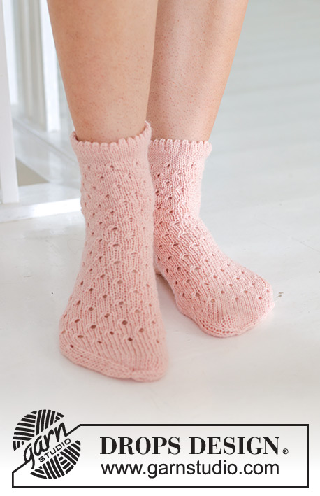 Pretty in Peach Socks / DROPS 247-19 - Gebreide sokken met kantpatroon in DROPS Nord. Maat 35 tot 43