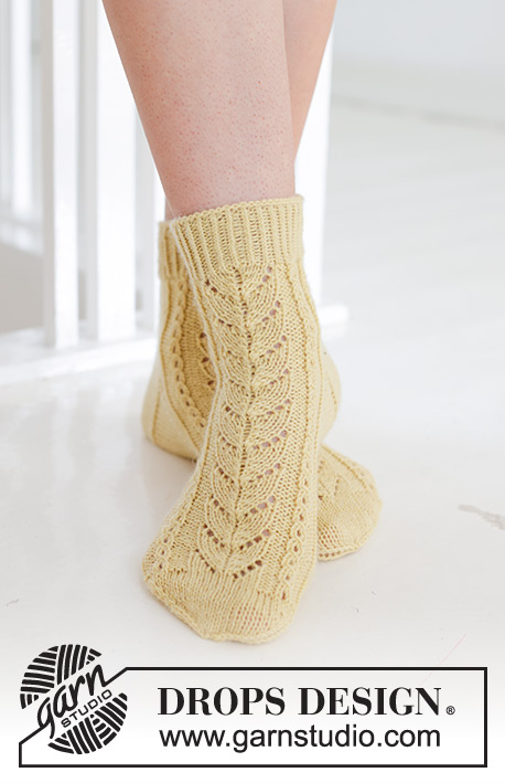 Bright Morning Socks / DROPS 247-20 - Kötött zokni DROPS Nord fonalból. A darabot csipkemintával készítjük. 35-43 -as méretben.