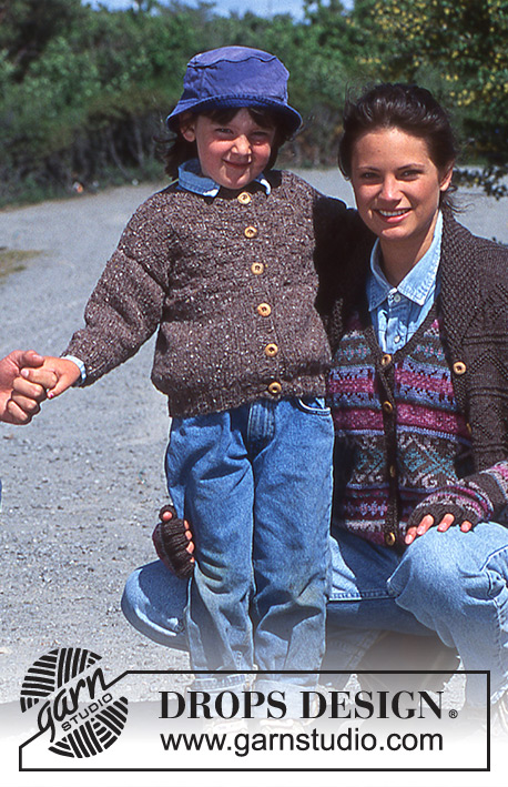 DROPS 39-11 - Dziecięcy rozpinany sweter na drutach, ze ściegiem strukturalnym, z włóczki DROPS Alaska-Tweed. Od 2 do 11/12 lat.