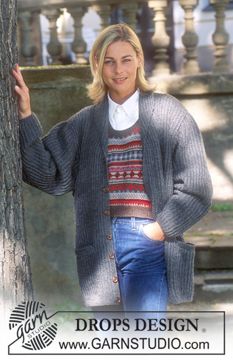 DROPS 44-2 - Rozpinany sweter na drutach, ściegiem angielskim, z kieszeniami, z włóczki DROPS Karisma. Kamizelka na drutach, z żakardem, z włóczki DROPS Karisma. Od S do L.